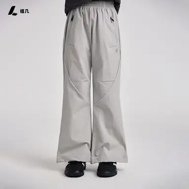 グレー