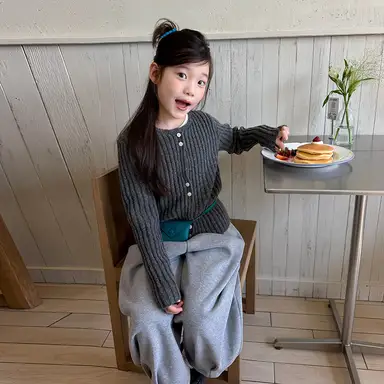 グレー