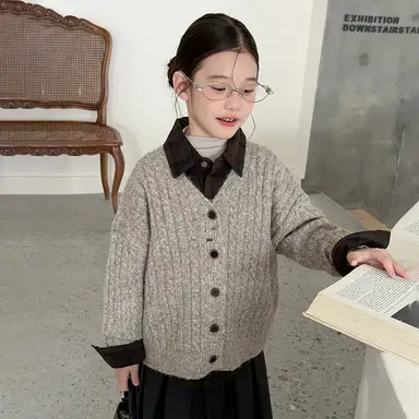 グレー