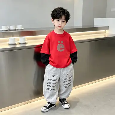 レッドトップス＋グレーパンツセット
