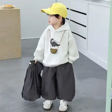 アイボリートップス＋グレーパンツセット