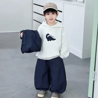 アイボリートップス＋ネイビーパンツセット