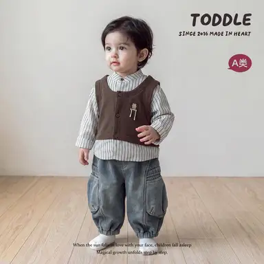 ブラウンストライプトップス（一体型） + デニムパンツ
