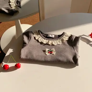 グレー