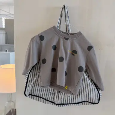 グレー