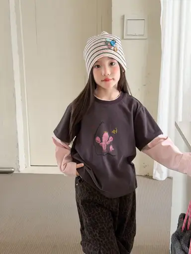 グレー