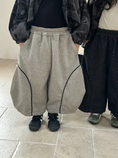 グレー