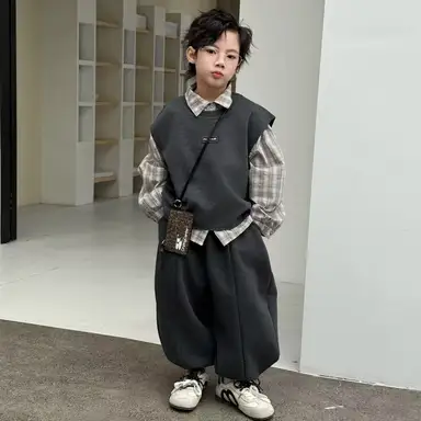 ベージュシャツ＋ダークグレーベスト＋パンツセット