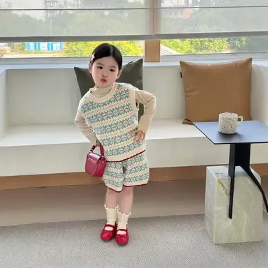 ブルーベスト＋パンツセット + アイボリートップス