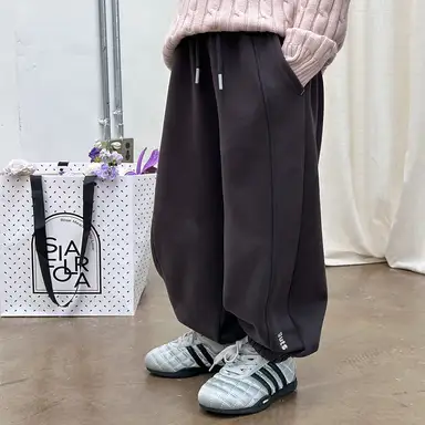 ダークグレー パンツ