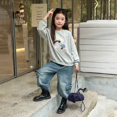 グレー