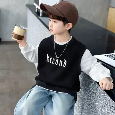 アイボリーTシャツ＋ブラックベスト＋デニムパンツセット