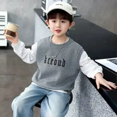 アイボリーTシャツ＋グレーベスト＋デニムパンツセット