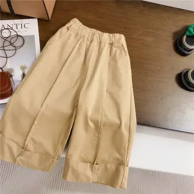 ベージュパンツ