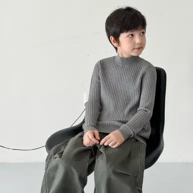 グレー