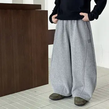 ライトグレー パンツ