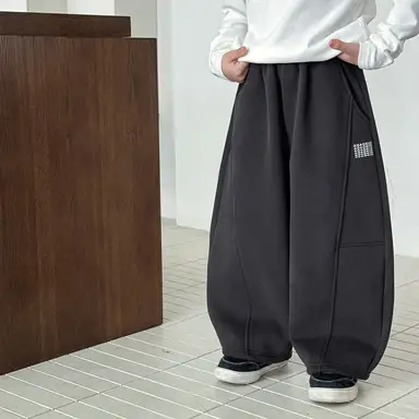 ダークグレー パンツ