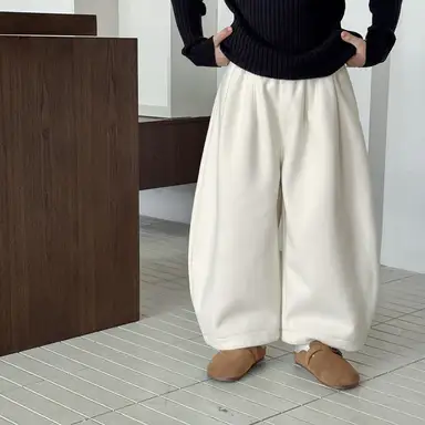 アイボリー パンツ