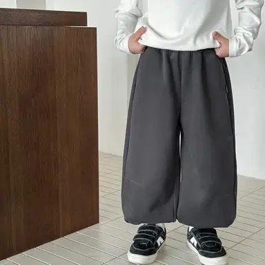 ダークグレー パンツ