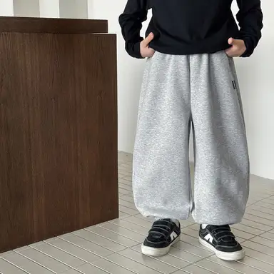 ライトグレー パンツ