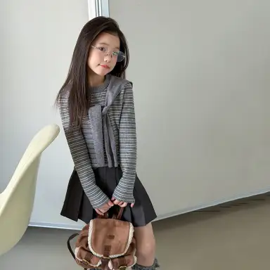 グレー