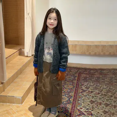グレー