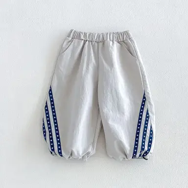 グレー
