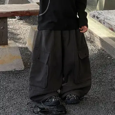 ダークグレー パンツ