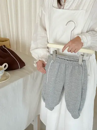グレー パンツ