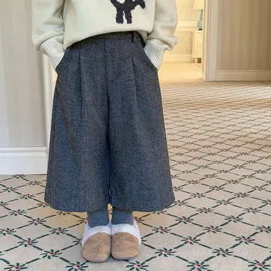 ライトグレー パンツ