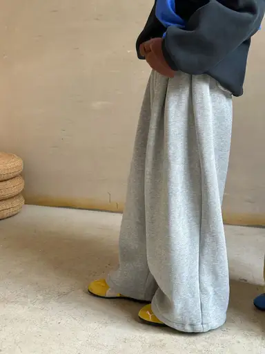 ライトグレー パンツ
