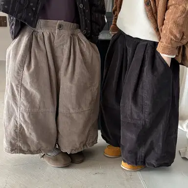 ダークグレー パンツ