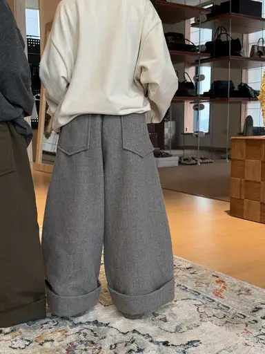 グレー パンツ