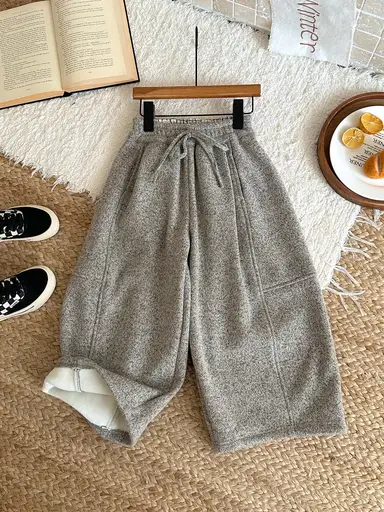 ライトグレー パンツ