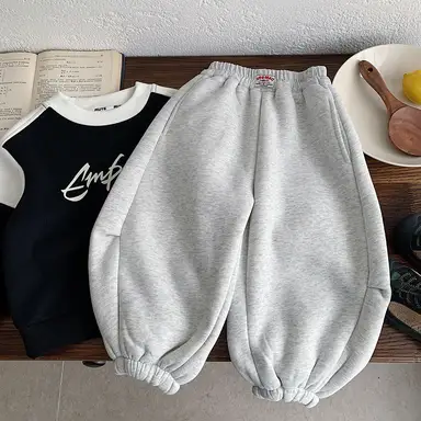 ライトグレー パンツ