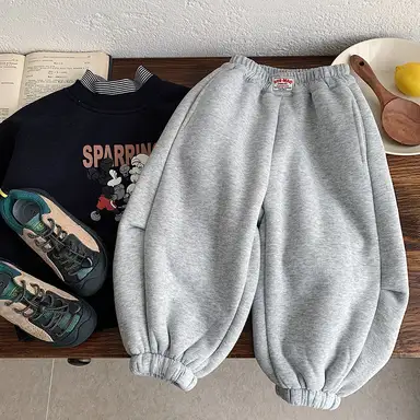 ダークグレー パンツ