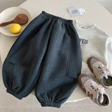 ダークグレー パンツ