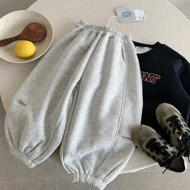 ライトグレー パンツ