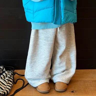 ライトグレー パンツ