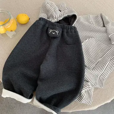 グレー パンツ