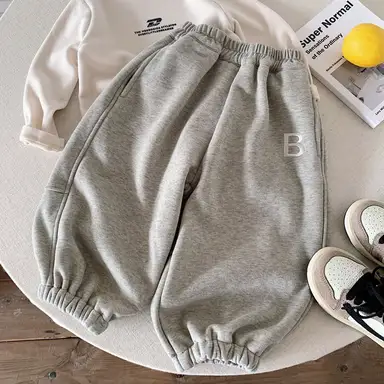 ライトグレー パンツ