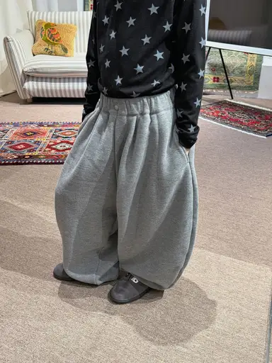 ライトグレー パンツ