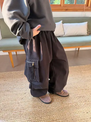 ブラック パンツ