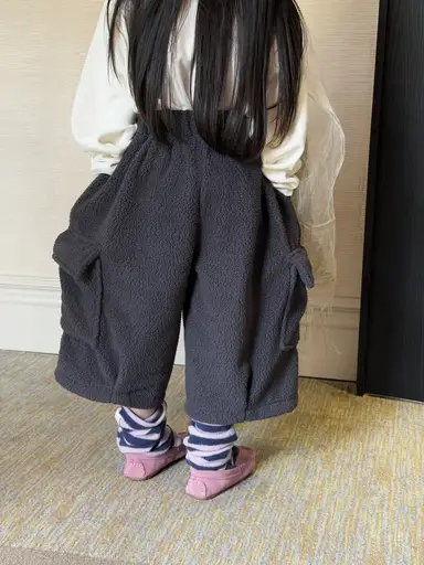 グレー パンツ