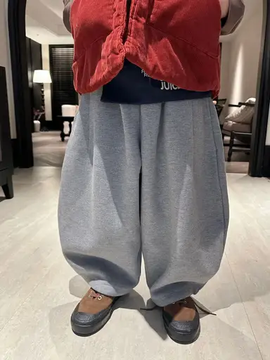 グレー パンツ