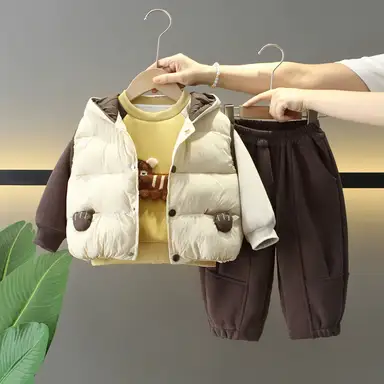 イエローTシャツ＋アイボリーベスト＋パンツセット
