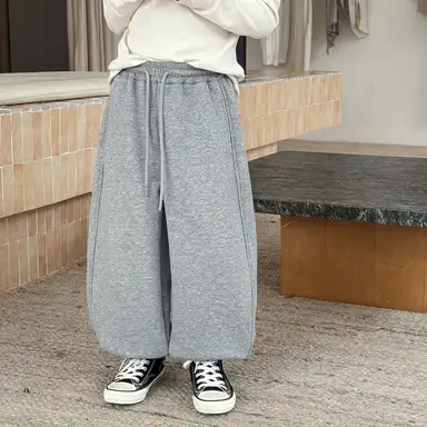 ライトグレー パンツ