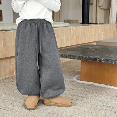 ダークグレー パンツ