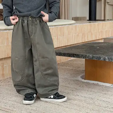 カーキ パンツ