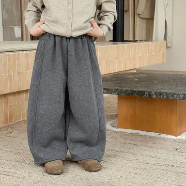 グレー パンツ